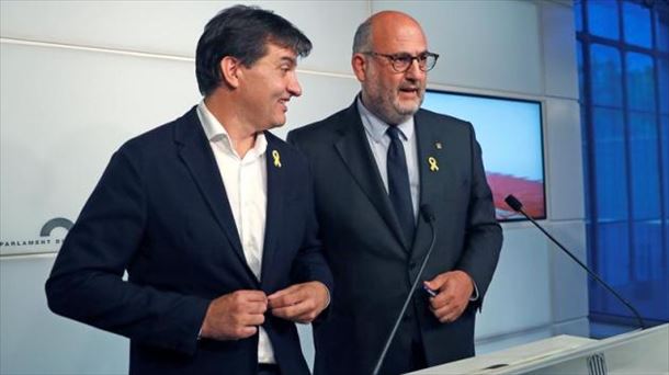 El portavoz de ERC, Sergi Sabrià, y el de JxCat, Eduard Pujol. Foto: EFE 