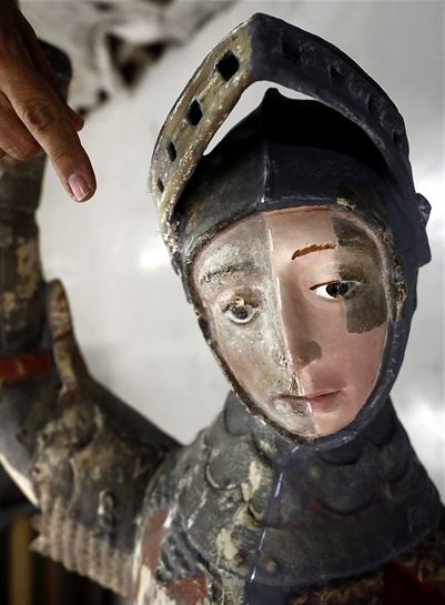 Restauradores profesionales recuperan la imagen del San Jorge de Estella. Foto: EFE