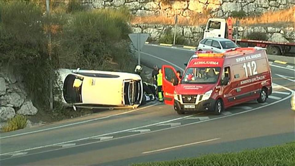 Un taxista muere tras salirse su vehículo de la vía y volcar en Ansoáin. Imagen: EiTB