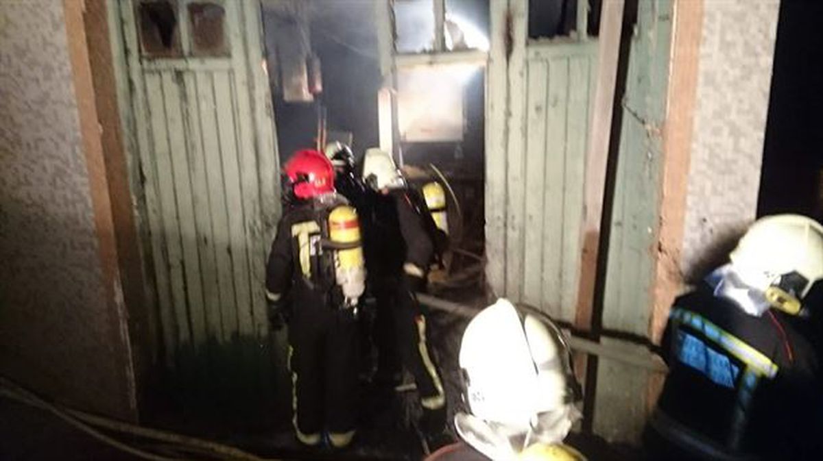 Bomberos en el lugar donde se ha originado el fuego.