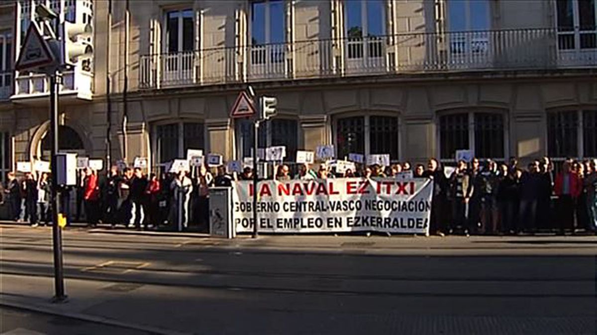 Trabajadores de La Naval se concentran en el exterior del Parlamento Vasco