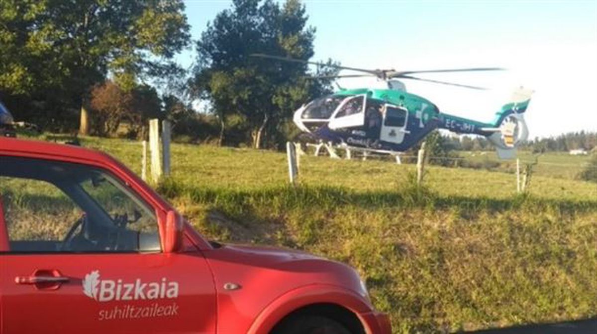 El helicóptero de Osakidetza en el lugar del accidente. Foto: Bomberos de Bizkaia