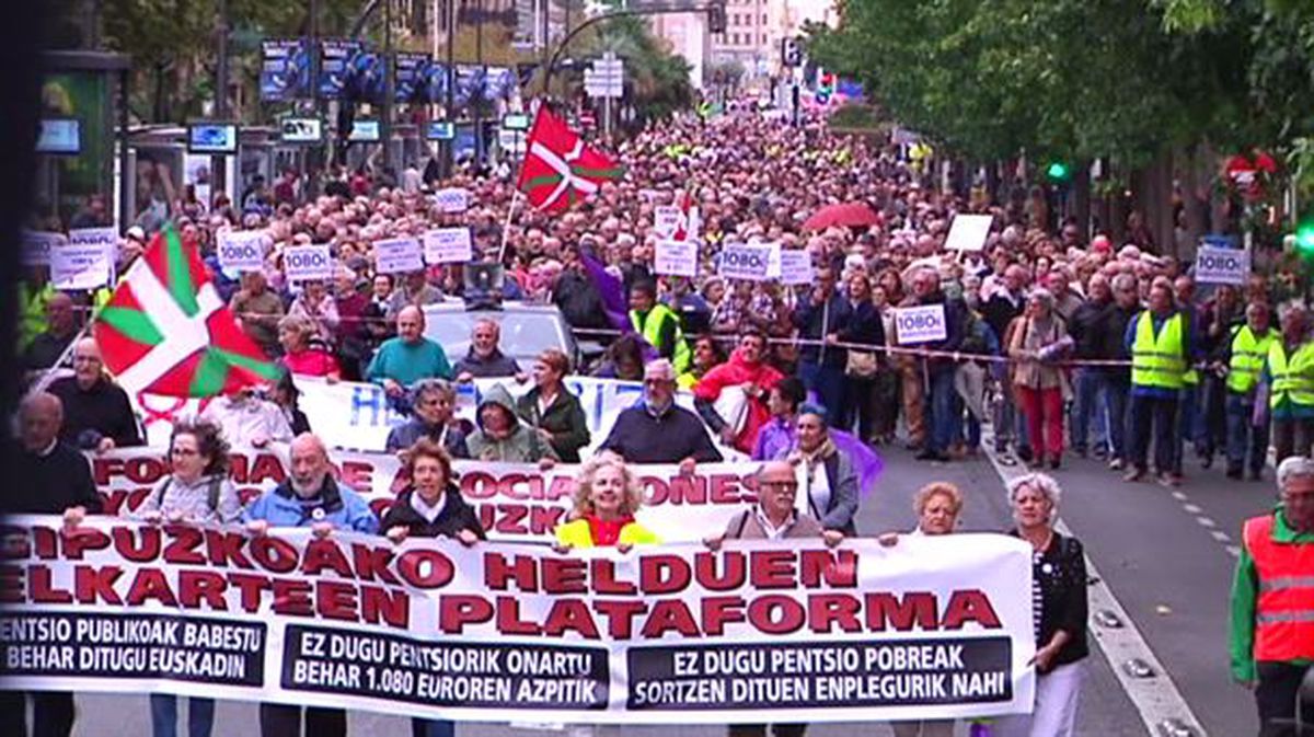 Pensionistas de Gipuzkoa, durante la marcha en Donostia. Foto: Euskadi Irratia