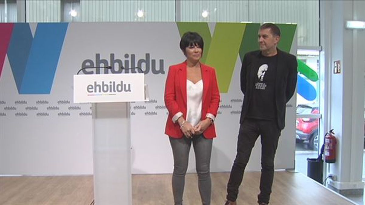 Arnaldo Otegi, junto a la dirigente de EH Bildu, Maddalen Iriarte, ante los medios. Foto: EFE