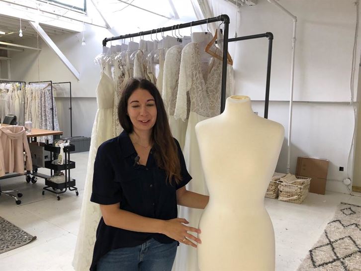 Nerea, de Bilbao, trabaja en un estudio de vestidos d enovia