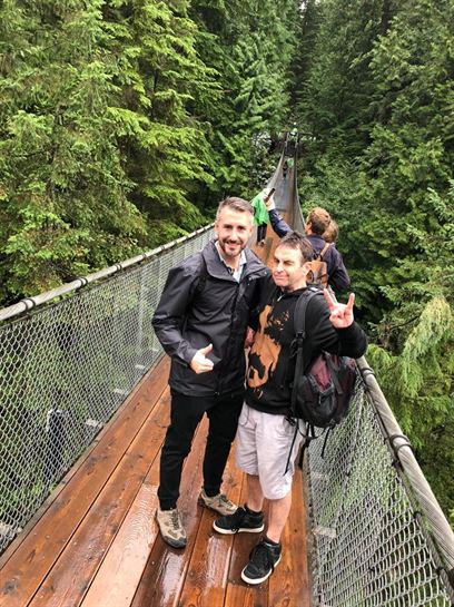 Cruzando el puente Capilano con Juan Antonio, de Ondarroa