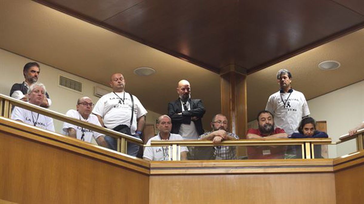 Los representantes del comité de La Naval en el Parlamento Vasco. Foto: EFE
