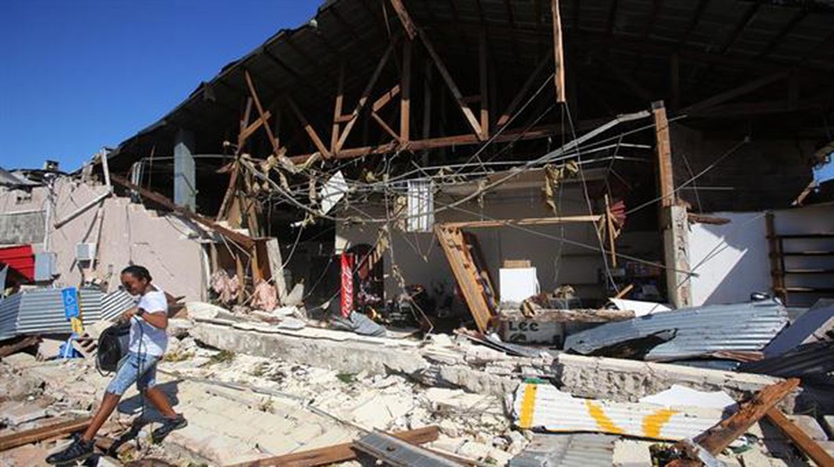Vista de un mercado destruido, después de la llegada del huracán Michael a Florida. EFE 