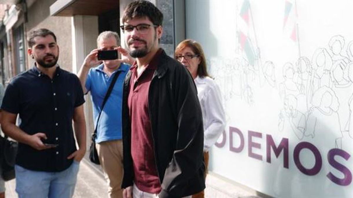 El secretario general de Podemos Euskadi, Lander Martínez, en la sede de Tolosa. Foto: EFE 