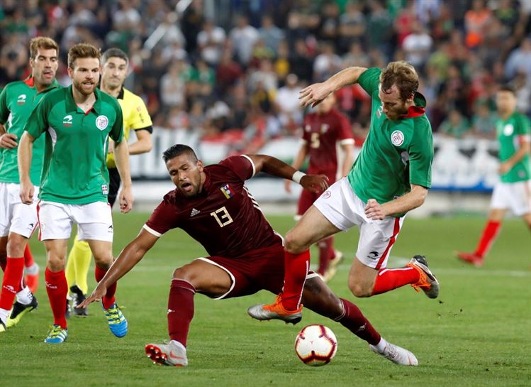 Zututuza baloia eskuratzeko lehian. Argazkia: EFE