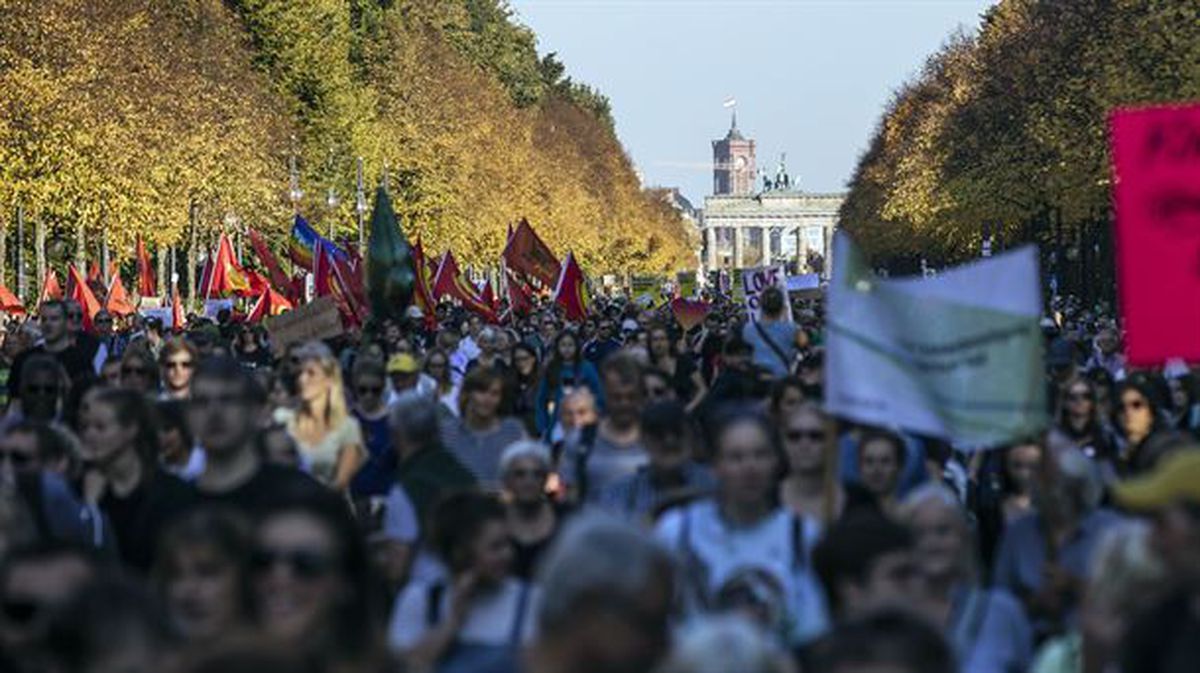 150.000 alemaniar bildu dira Berlinen, arrazakeriaren aurkako manifestazio batean. Argazkia: EFE