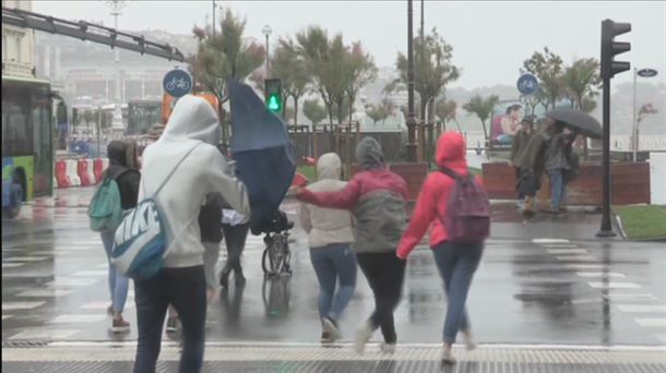 Viento y lluvia en San Sebastián. Foto: EiTB