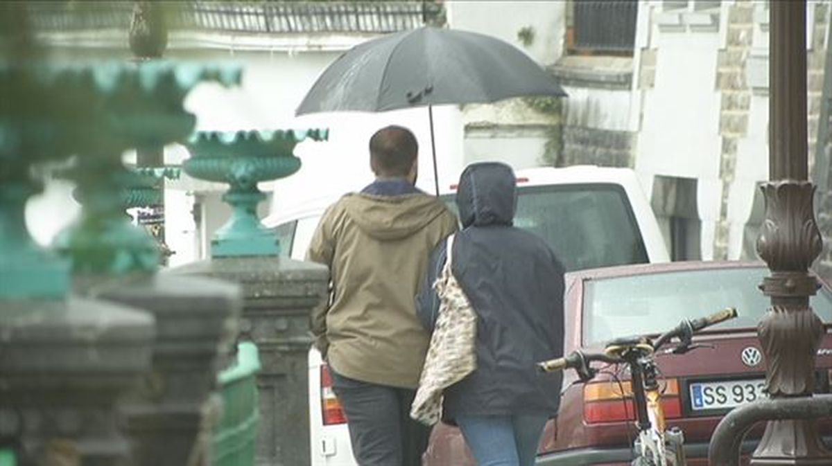 Fuertes vientos y lluvias presentes en Donostia, durante todo el día