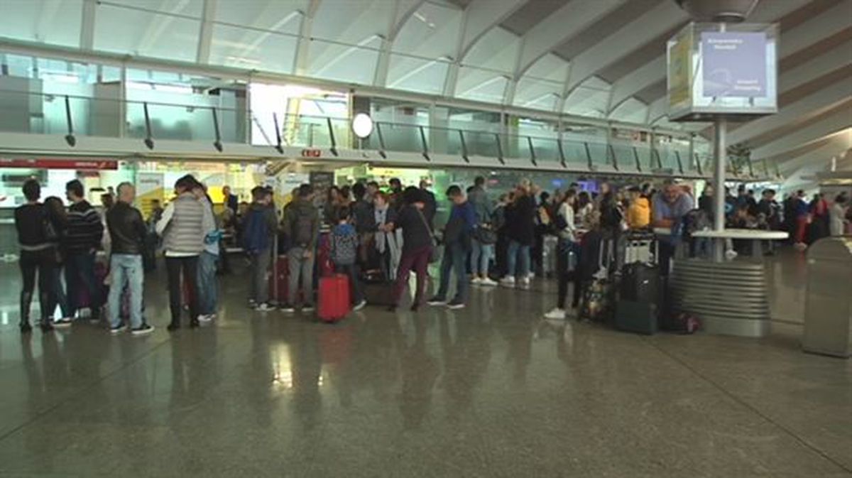 Varias persnas esperando en el aeropuerto de Bilbao