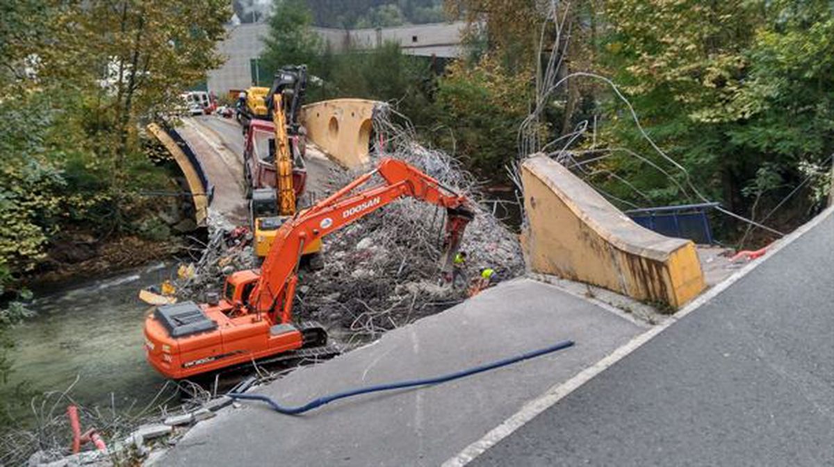 Siguen los trabajos para retirar el puente hundido sobre el río Urumea, en Hernani. Foto: @uraEJGV