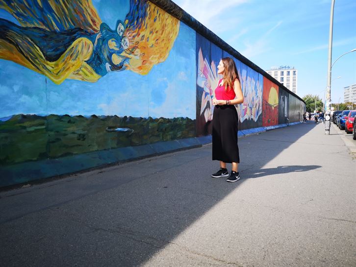 Patricia Labrador ante el Muro de Berlín,