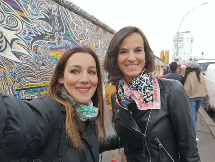Con Marta, de Bilbao, ante el Muro de Berlín