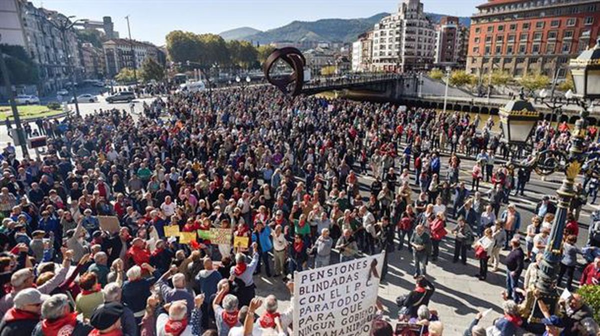 Pensionistas de Bizkaia se han concentrado un lunes más frente al Ayuntamiento de Bilbao