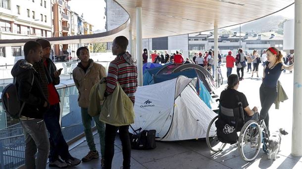 Un grupo de migrantes durante una acampada en Irun. 