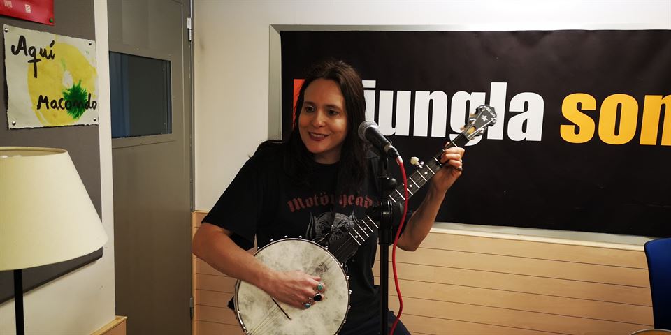 Rennie Sparks afina el banjo