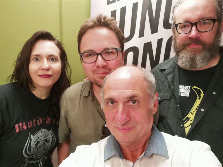 La familia y uno más