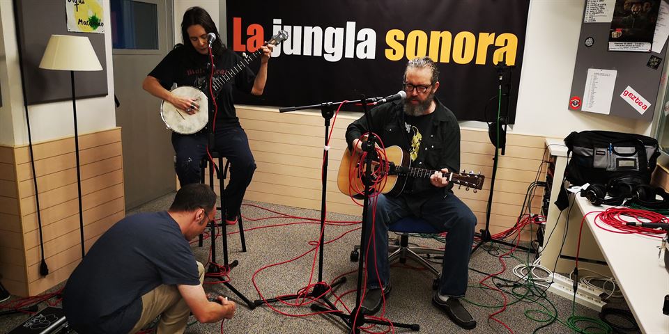 El técnico Aitor González preparando las conexiones