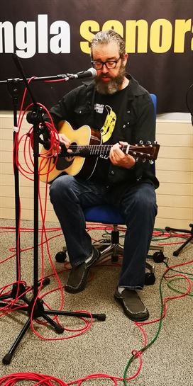 Brett Sparks en 'Far From any road'