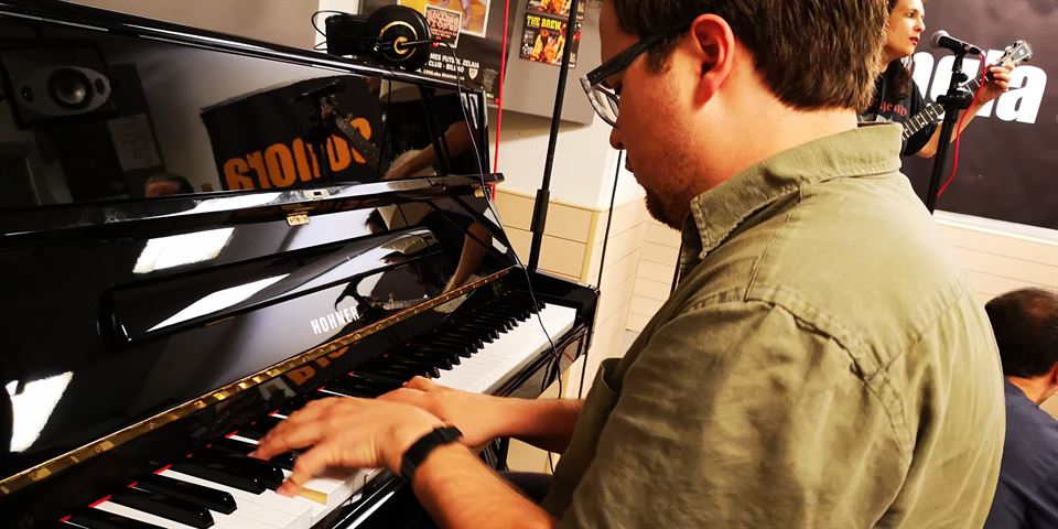 Alex McMahon prueba nuestro piano