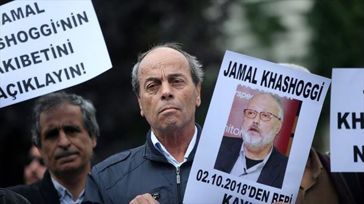 Manifestari bat, Jamal Khashoggiren argazki bat eskuan duela. Argazkia: EFE