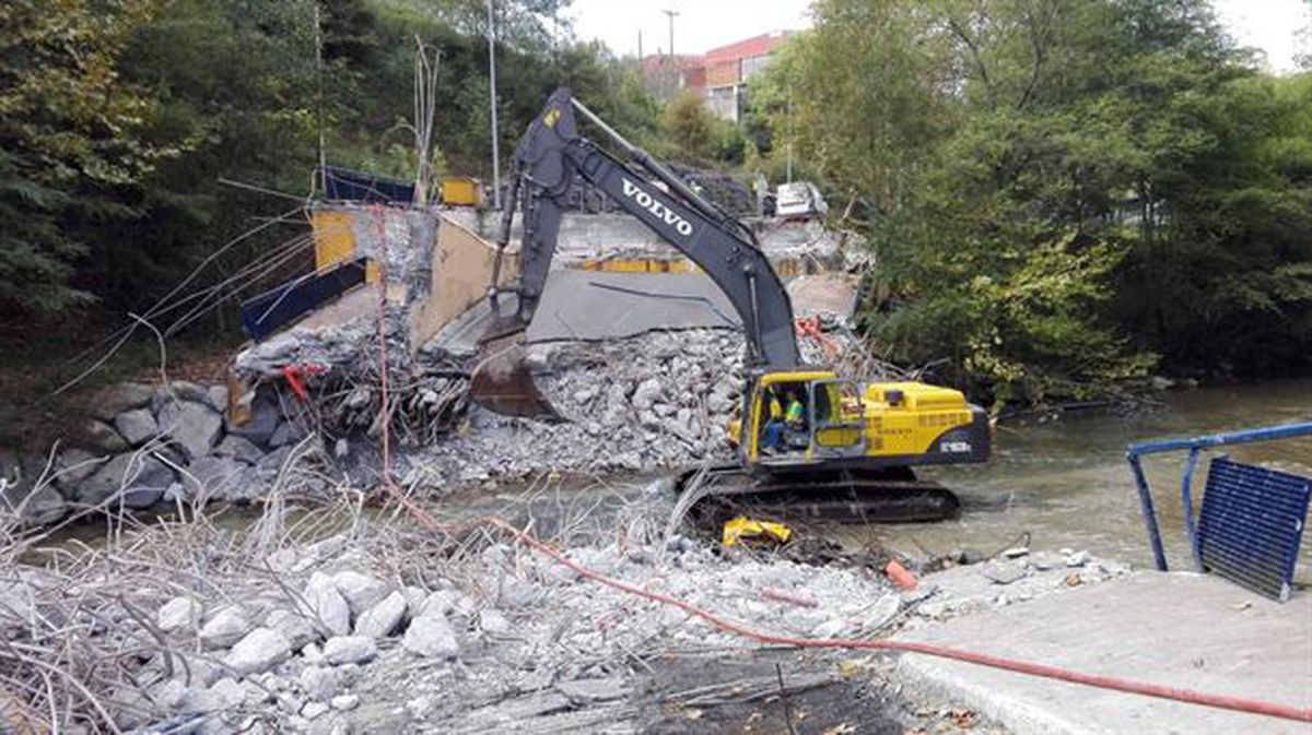 Puente caído sobre el río Urumea en Hernani. Imagen: Ura Agentzia @uraEJGV