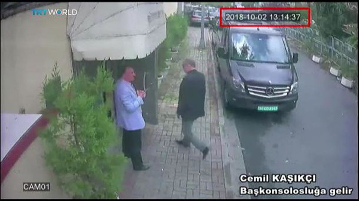 Jamal Khashoggi, Saudi Arabiak Istanbulen duen kontsulatuan sartzen, urriaren 2an. Argazkia: EFE