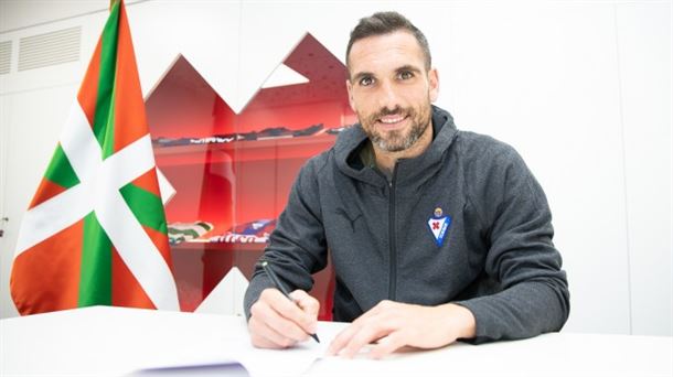 Anaitz Arbilla en la firma de su nuevo contrato. Foto: Eibar