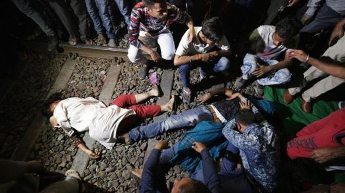 Parientes de las víctimas lloran junto a sus cuerpos tras el accidente. Foto: EFE