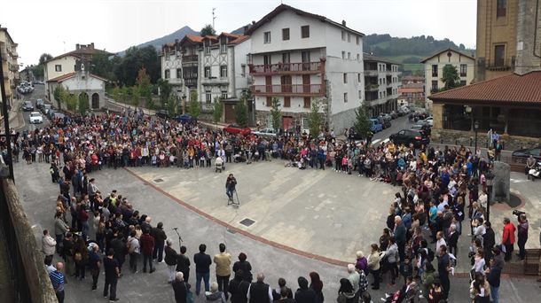 Donostiako Aste Nagusian jipoitutako gaztearen heriotza gaitzetsi dute Urnietan. Argazkia: EiTB