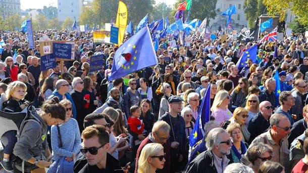 Decenas de miles de personas se manifiestan en Londres. Imagen: EFE