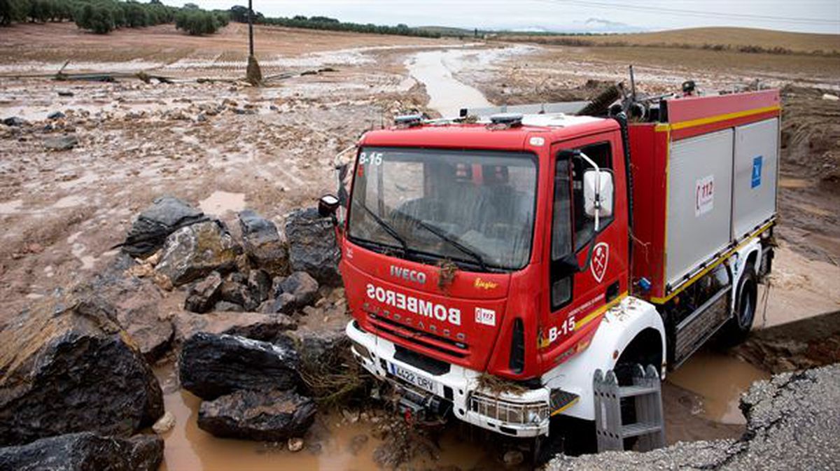 Camión en el que viajaba el bombero fallecido en Málaga / EFE.