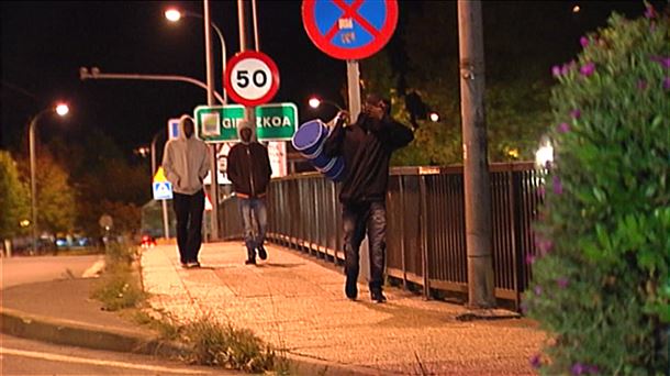 Migrantes en la frontera de Irun. Foto extraída de un vídeo de ETB