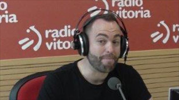 Iñaki Elorza, presentador de ‘Punto de vista’, en Radio Vitoria 