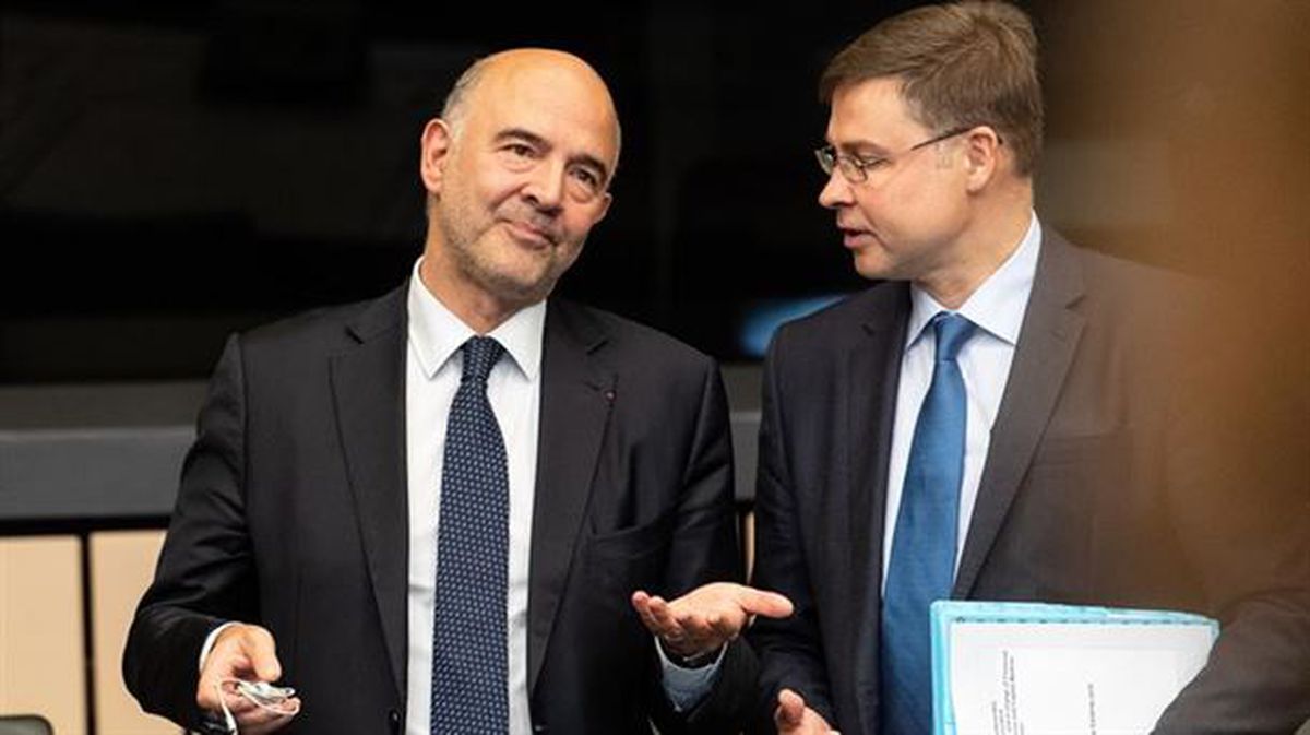 Valdis Dombrovskis y Pierre Moscovici. Foto: EFE