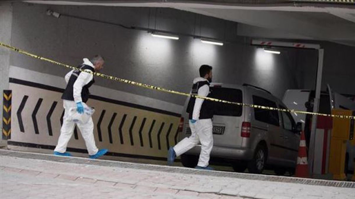 Polizia ibilgailu bat miatzen, Saudi Arabiaren kontsuletxean, Istanbulen (Turkia). Argazkia: EFE