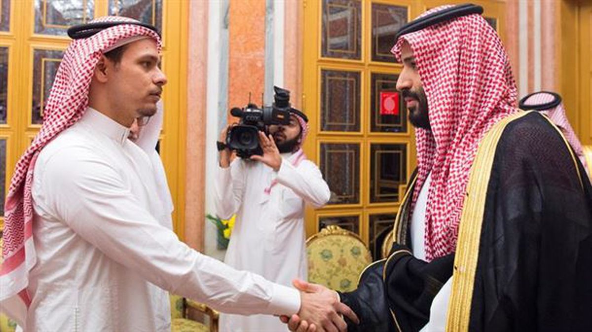 El rey y el príncipe heredero saudí da el pésame al hijo de Khashoggi