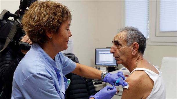 Un hombre recibe la vacuna contra la gripe.