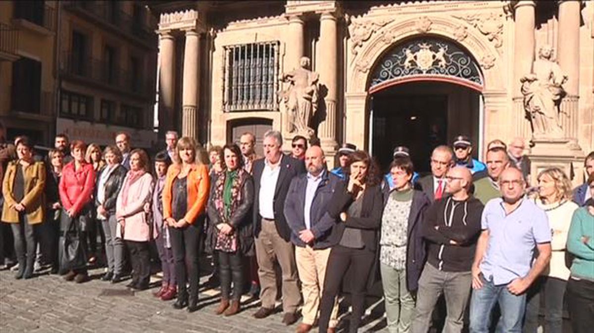 Instituciones y ciudadanos condenan el crimen machista de Pamplona