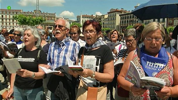 Personas cantando en la plaza del Castillo de Pamplona.