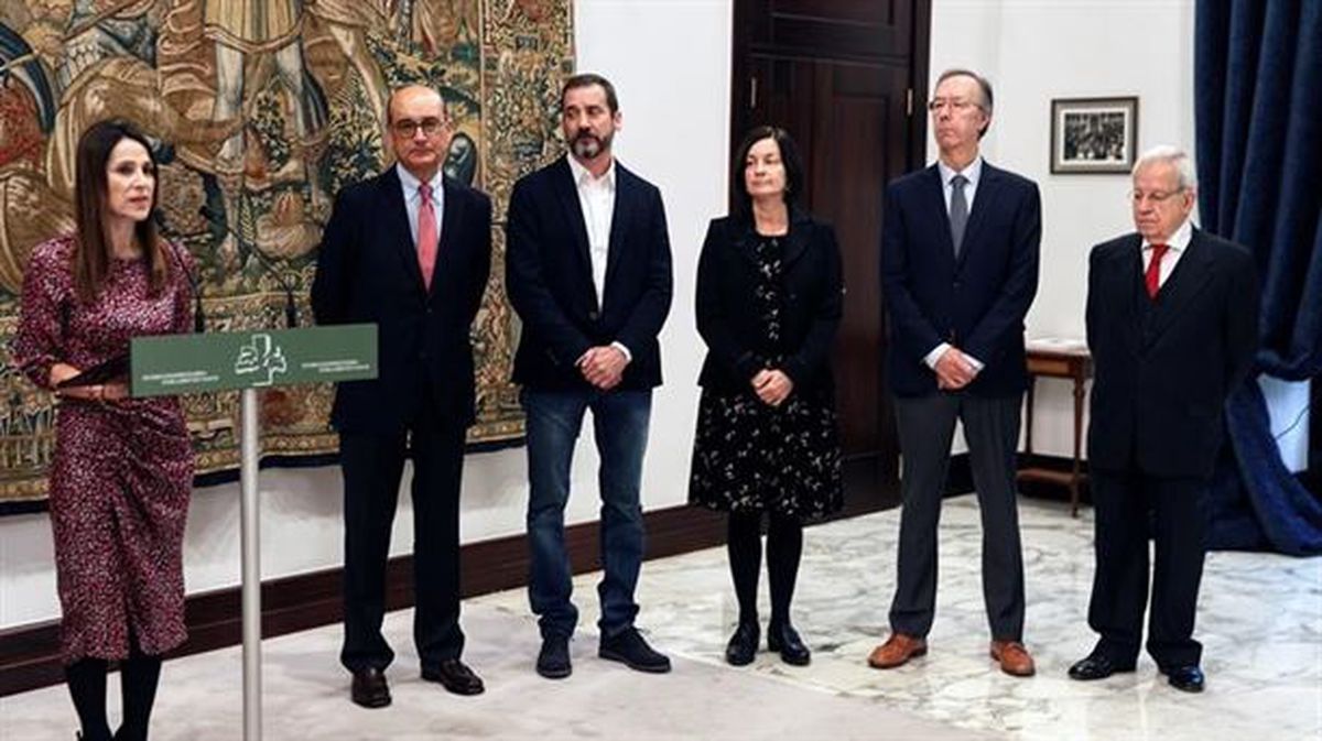 El grupo de expertos que redactará el nuevo Estatuto vasco. Foto: EFE