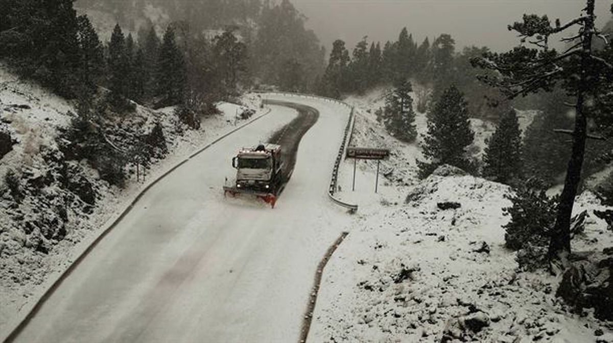 Un dispositivo de 61 quitanieves ante la caída de la cota de nieve en Navarra