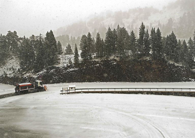 Una máquina quitanieves trabaja a primera hora del sábado, en Belagua / EFE.