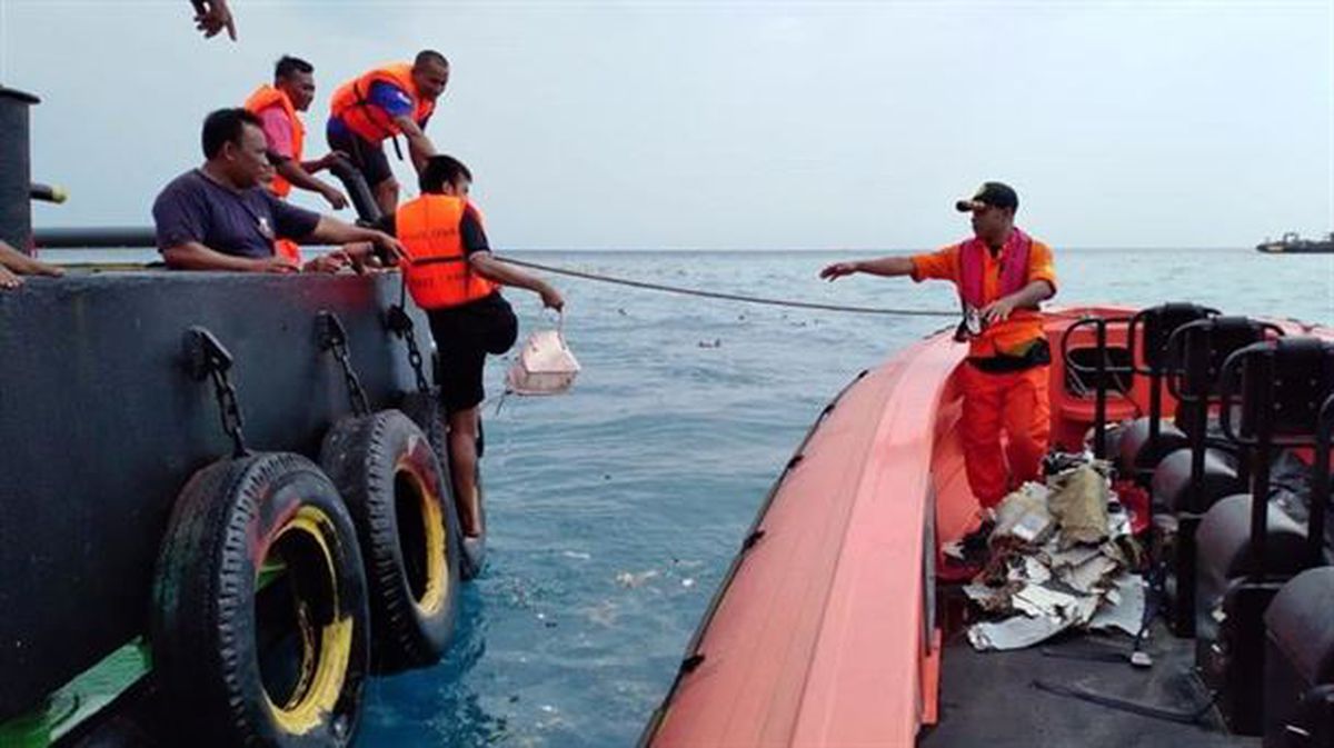 Los equipos de emergencia trabajan en el mar de Java