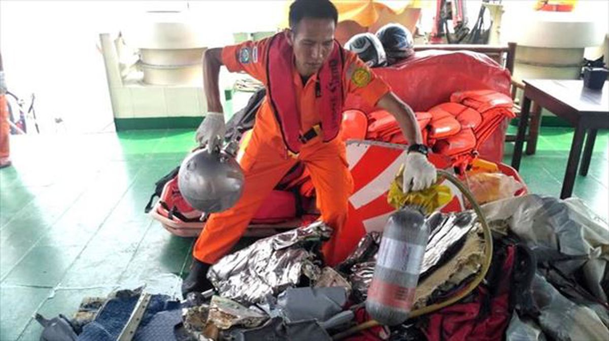 Los equipos de emergencia trabajan en el mar de Java