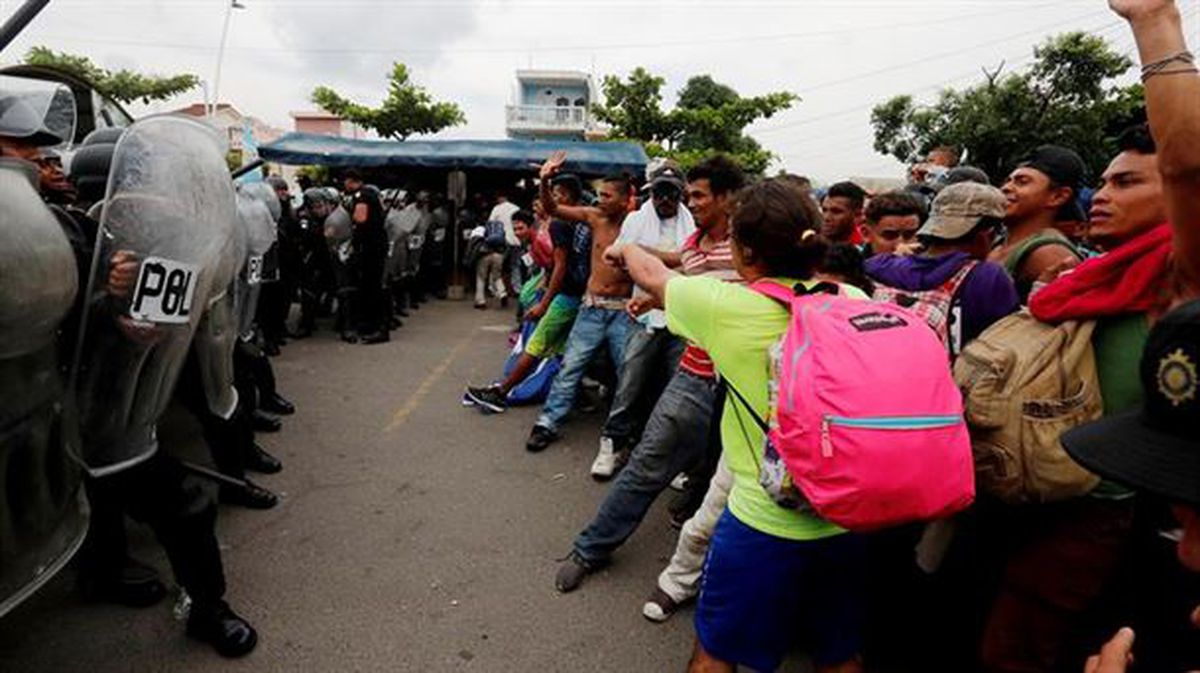 Migratzaileen eta Mexikoko Poliziaren arteko enfrentamendua. Argazkia: EFE
